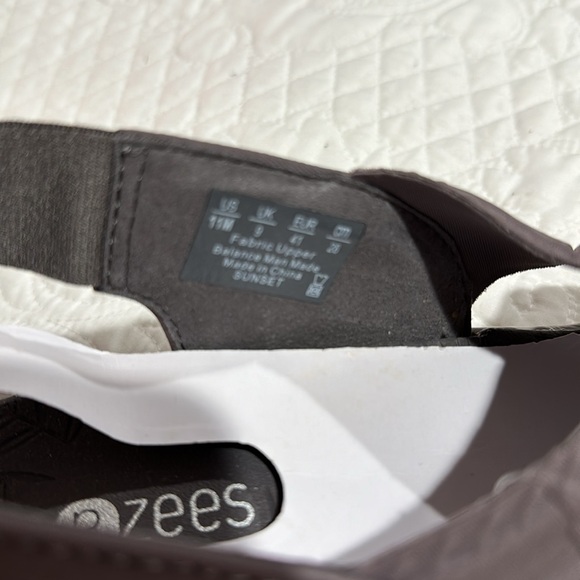 Zees technologies serene tan sandals never worn - Picture 7 of 7